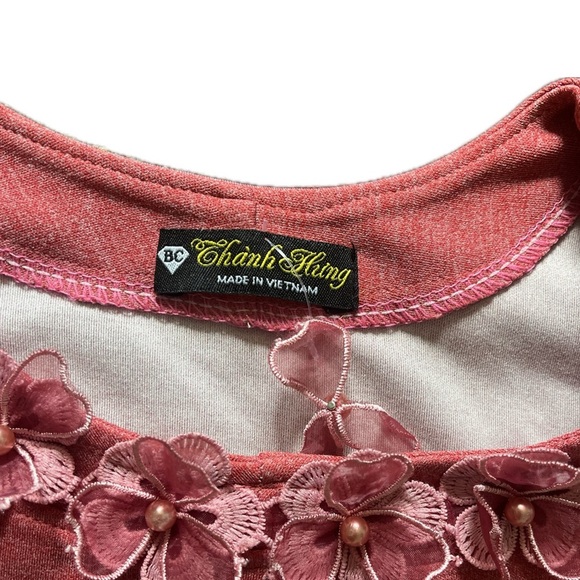 Pink XS blouse with peekaboo shoulders and floral detailing on the neck. - Picture 3 of 3